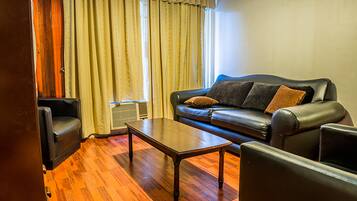 Suite | Caja de seguridad en la habitación y escritorio