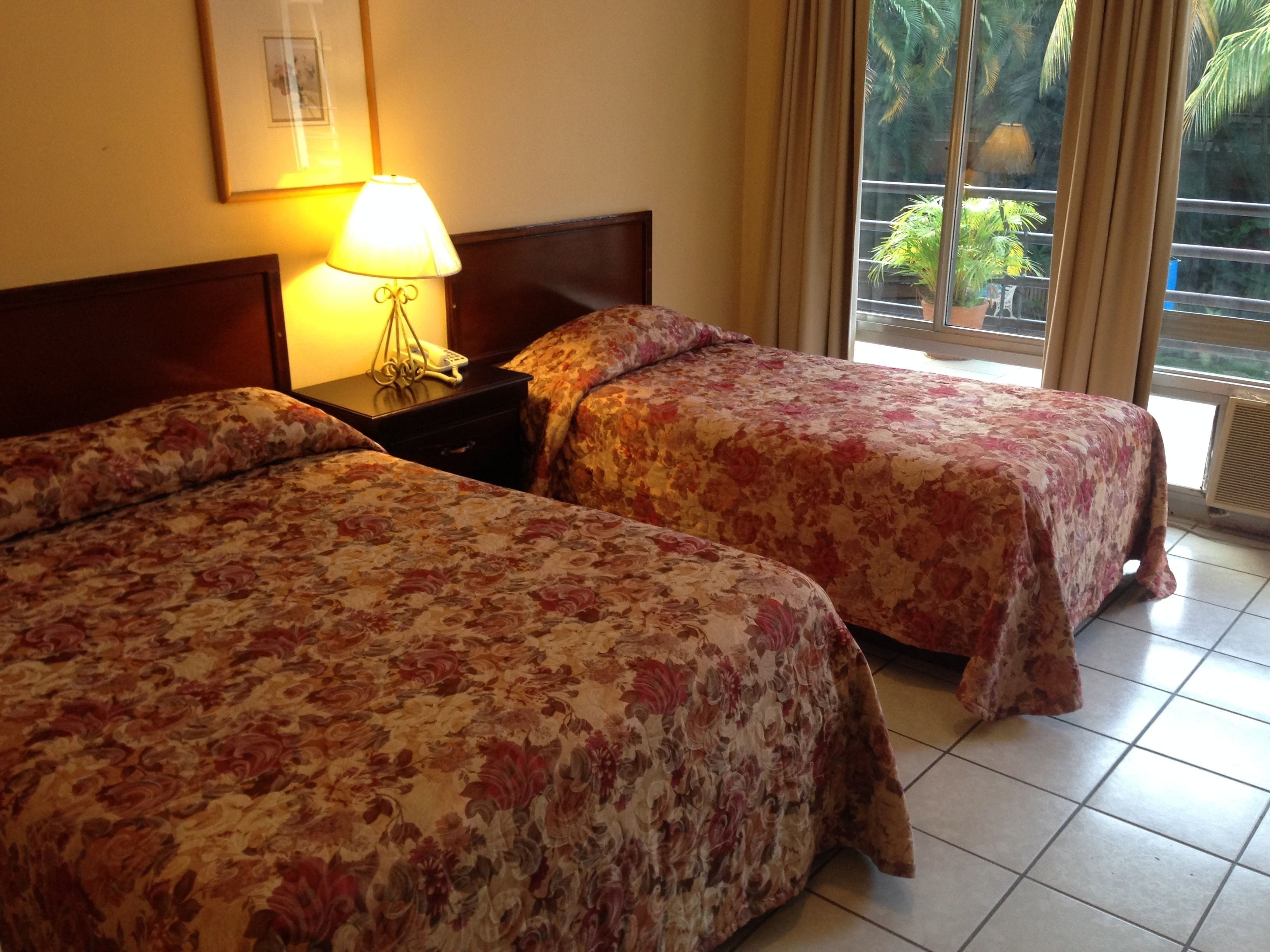 Triple Room | Coffres-forts dans les chambres, bureau, fer et planche à repasser