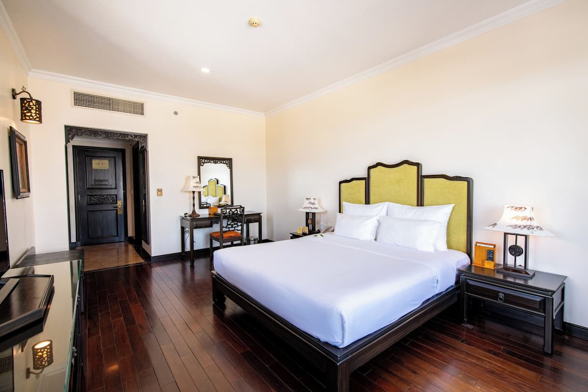 Deluxe Room, 1 Queen Bed, River View | 1 bedroom, in-room safe, individually decorated, individually furnished