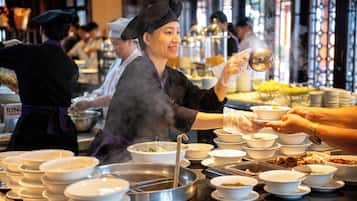 2 restoran; sarapan, makan tengah hari dan makan malam dihidangkan