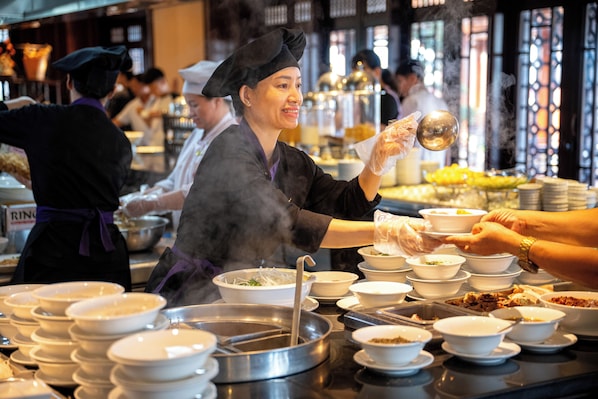 2 restaurants; breakfast, lunch, and dinner served