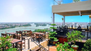 2 nhà hàng, phục vụ bữa sáng, bữa trưa, bữa tối, món ăn Việt Nam