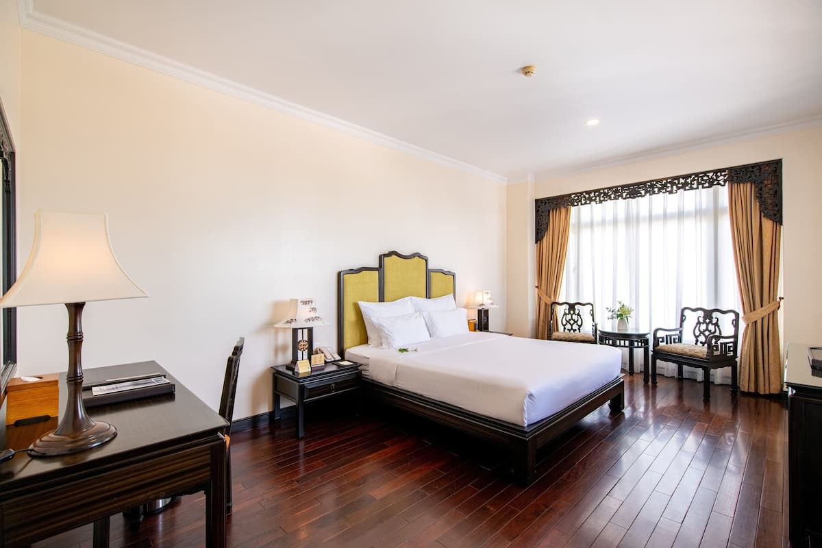 1 bedroom, premium bedding, down comforters, in-room safe