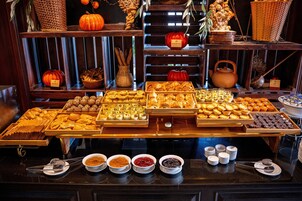 Daily buffet breakfast (USD 11 per person)