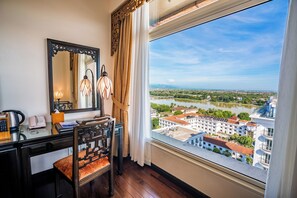 Suite junior, 1 cama de matrimonio grande, vistas al río | 1 dormitorio, ropa de cama de alta calidad, edredones de plumas