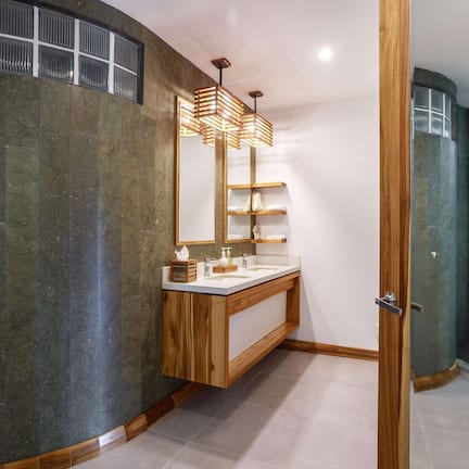 Ocean Breeze Suite | Bathroom | Free toiletries, hair dryer, bathrobes, bidet