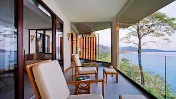 Ocean View Premium Suite | Premium bedding, free minibar, in-room safe, desk