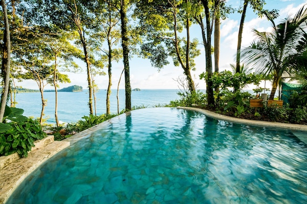 2 piscinas al aire libre, sombrillas, sillones reclinables de piscina