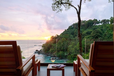 卡尤加系列的阿雷纳斯海滩及雨林