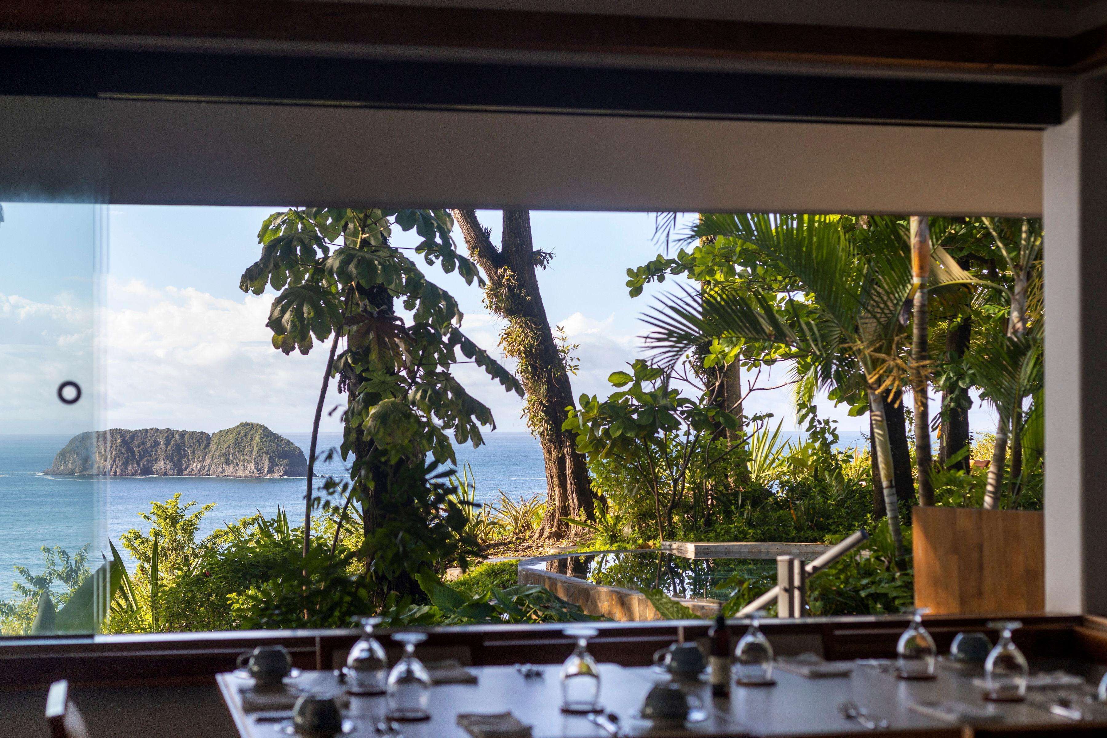 2 restaurants, breakfast served