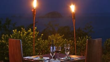 2 restaurants, breakfast served