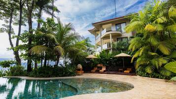 2 piscinas al aire libre, sombrillas, sillones reclinables de piscina