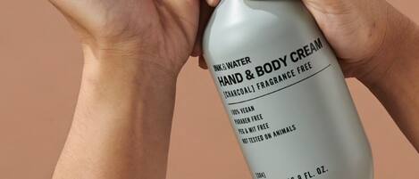 Una persona aplicando crema para manos y cuerpo.