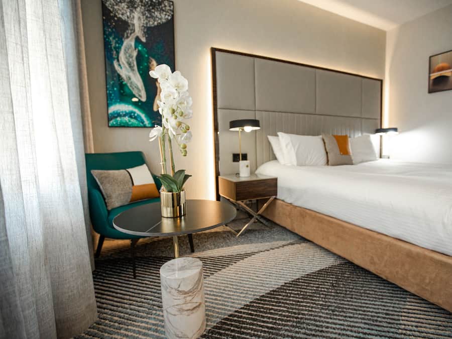 Executive kamer | Een bureau, een laptopwerkplek, verduisterende gordijnen