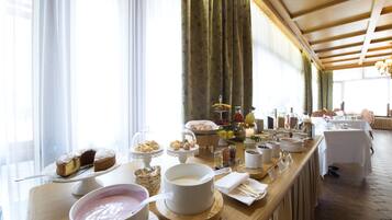 TĂ€gliches inbegriffenes FrĂŒhstĂŒcksbuffet