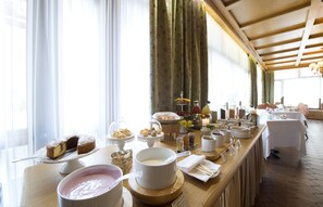 Free daily buffet breakfast - Du Lac Vital Mountain Hotel (Molveno)