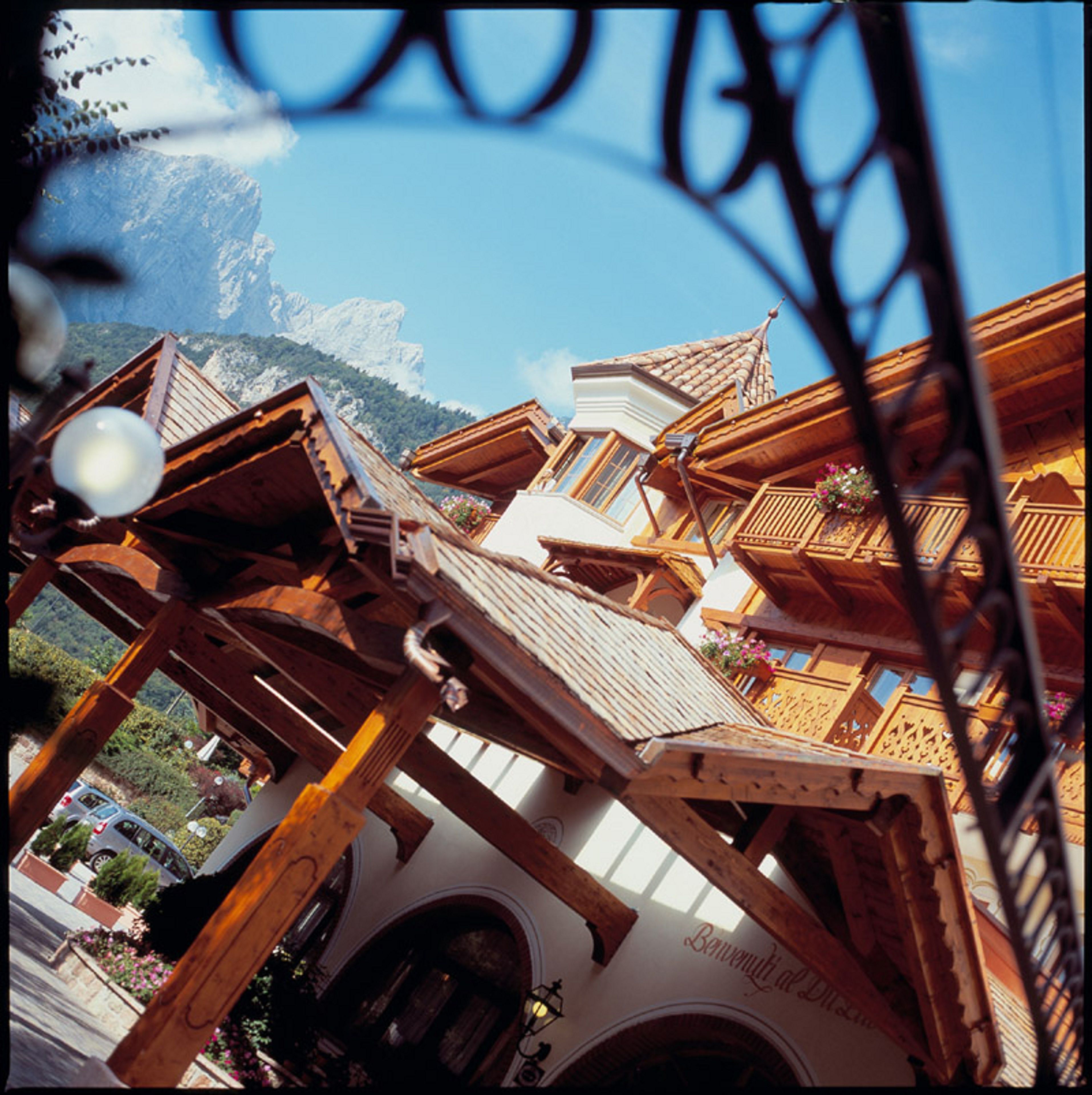 Ein traditionelles Holzchalet mit Bergblick.