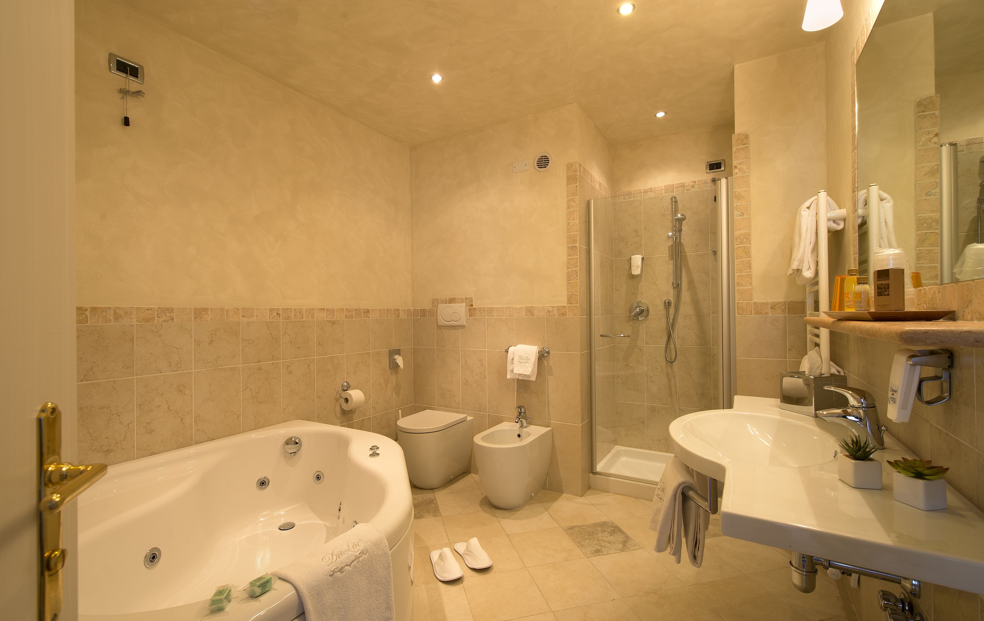 junior suite, lake view | bathroom | free toiletries, hair dryer, bidet, towels