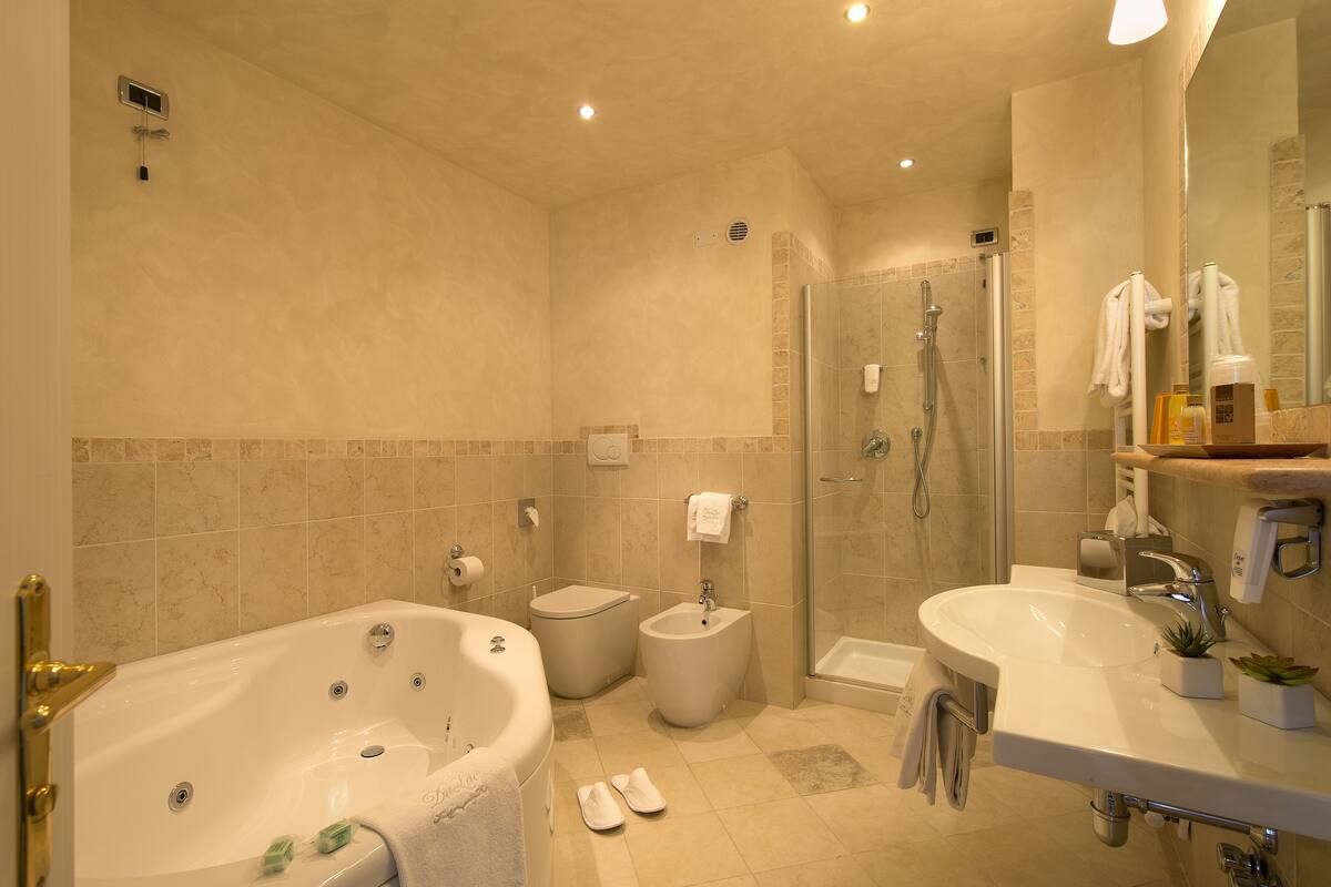 junior suite, lake view | bathroom | free toiletries, hair dryer, bidet, towels