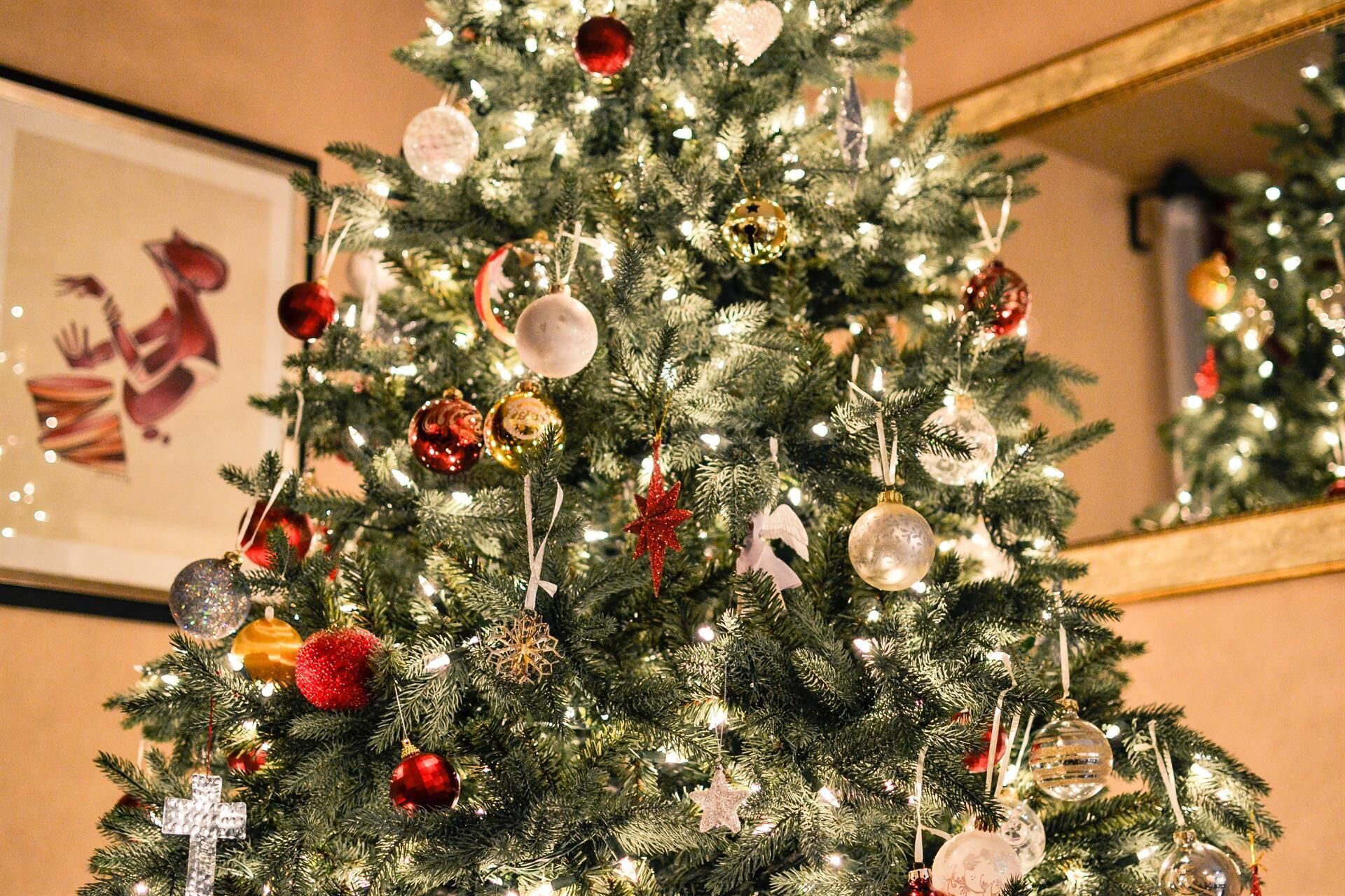 Un árbol de Navidad decorado con diversos adornos y luces.