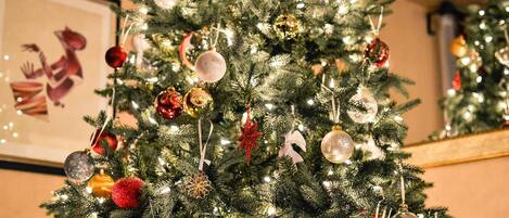 Un árbol de Navidad decorado con diversos adornos y luces.