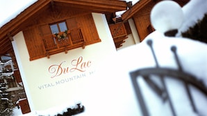 Un bâtiment sur lequel on peut lire l’inscription suivante : « Dru Lac Vital Mountain H. »