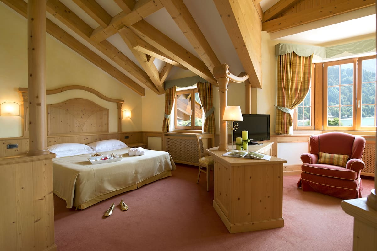 junior suite, lake view | 1 bedroom, in-room safe, desk, free wifi