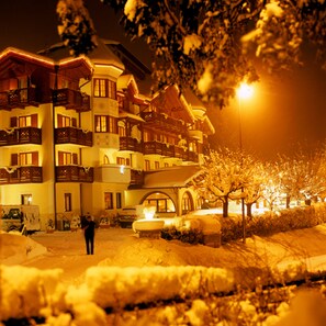 Bagian depan properti - sore/malam