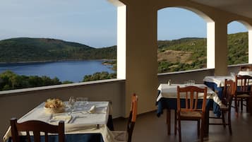 Lunch and dinner served, international cuisine