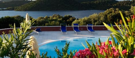 Outdoor pool, open 9:00 AM to 7:00 PM, pool umbrellas, pool loungers