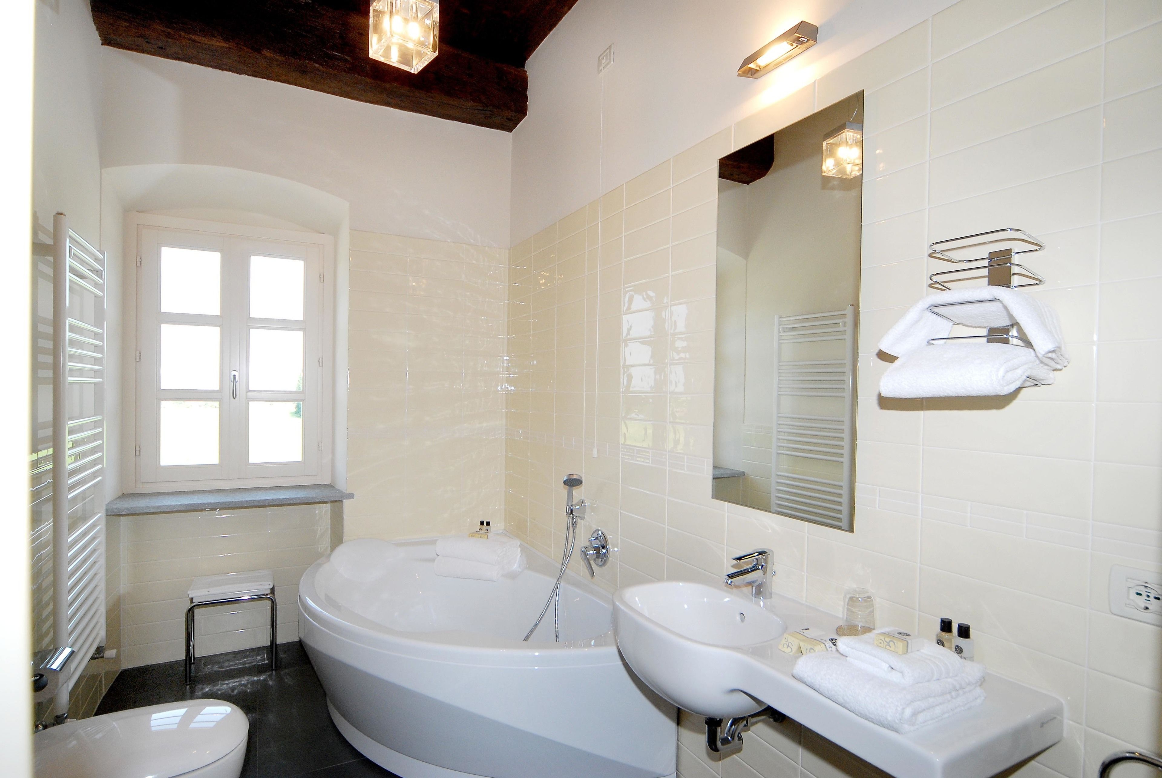 superior double room | bathroom | free toiletries, hair dryer, bidet, towels
