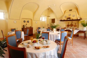 Free daily buffet breakfast - Antico Podere Propano (Saluzzo)