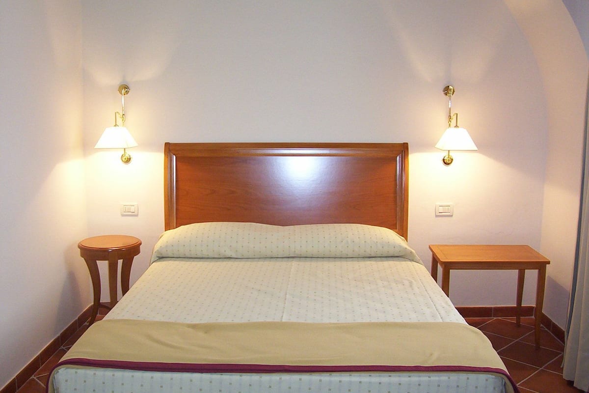Classic Double Room | Minibar, desk, soundproofing, free WiFi
