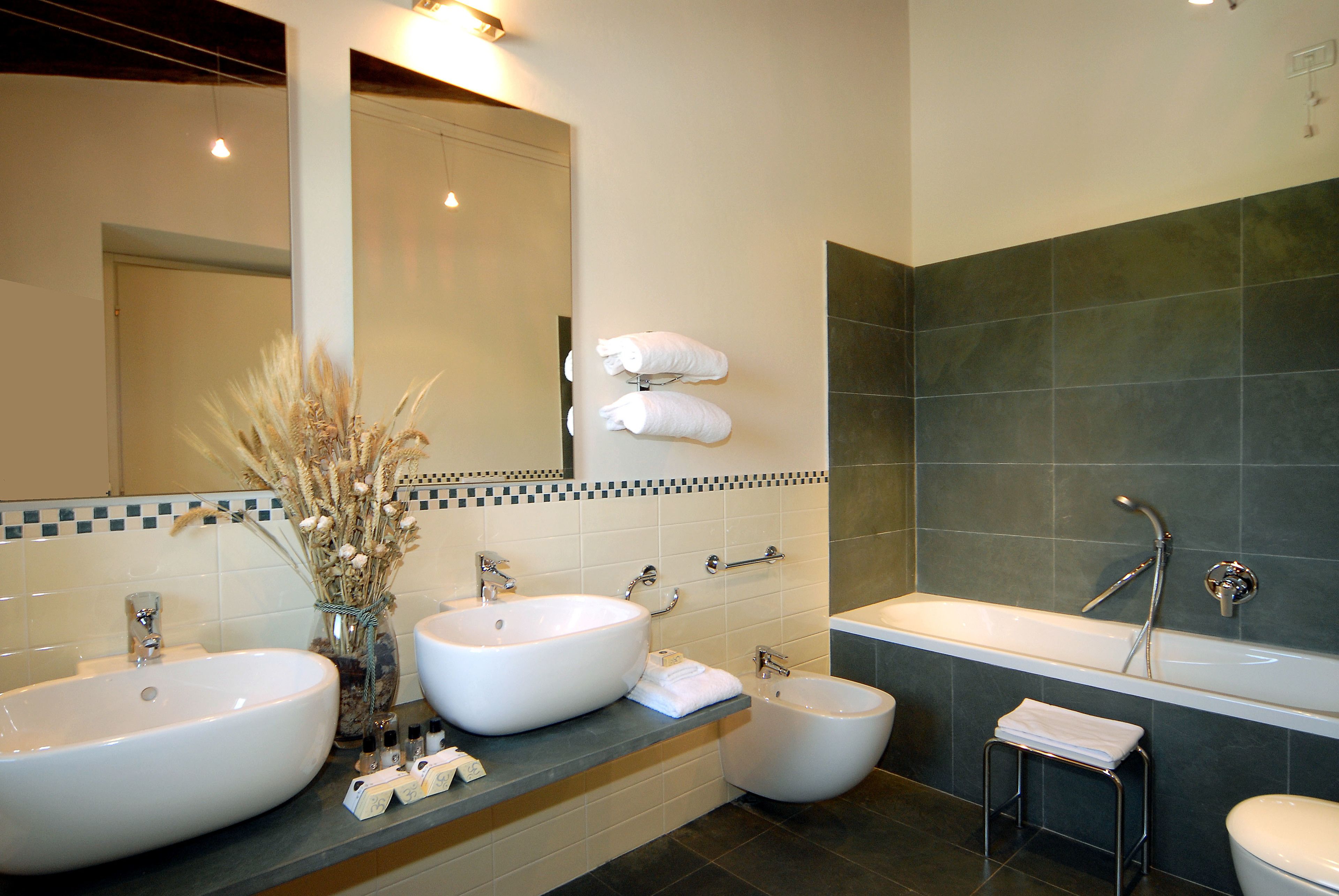 junior suite | bathroom | free toiletries, hair dryer, bidet, towels