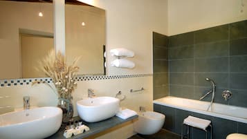 Suite junior | Baño | Amenidades de baño gratuitas, secadora de cabello, bidet, toallas