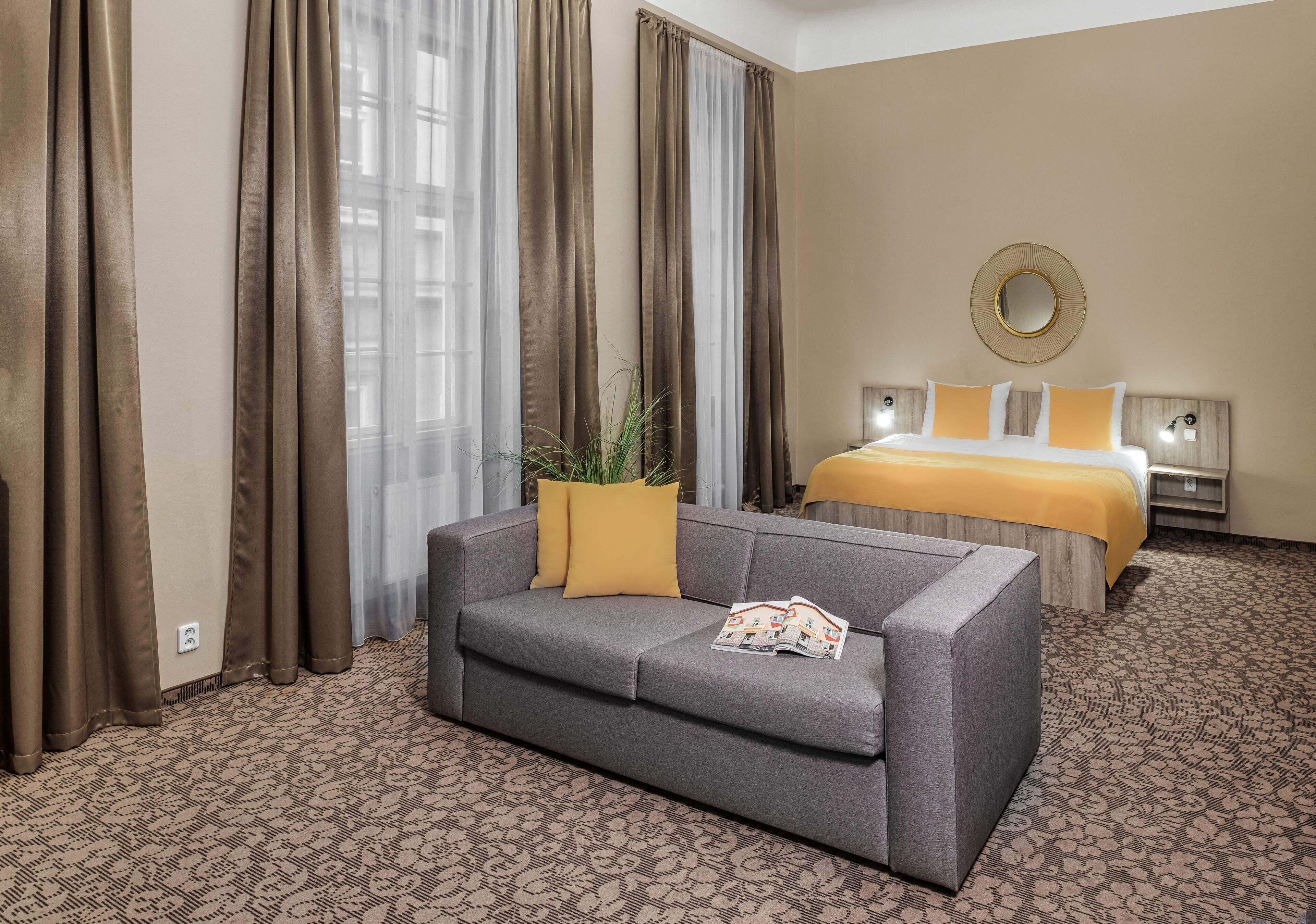family room | 1 bedroom, hypo-allergenic bedding, in-room safe, desk