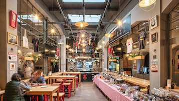 Bữa sáng buffet hàng ngày (12 EUR/mỗi người)