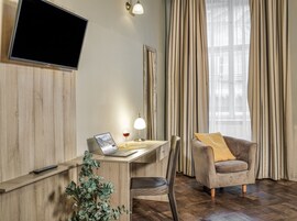 Quarto triplo | Roupas de cama antialérgicas, cofres nos quartos, escrivaninha