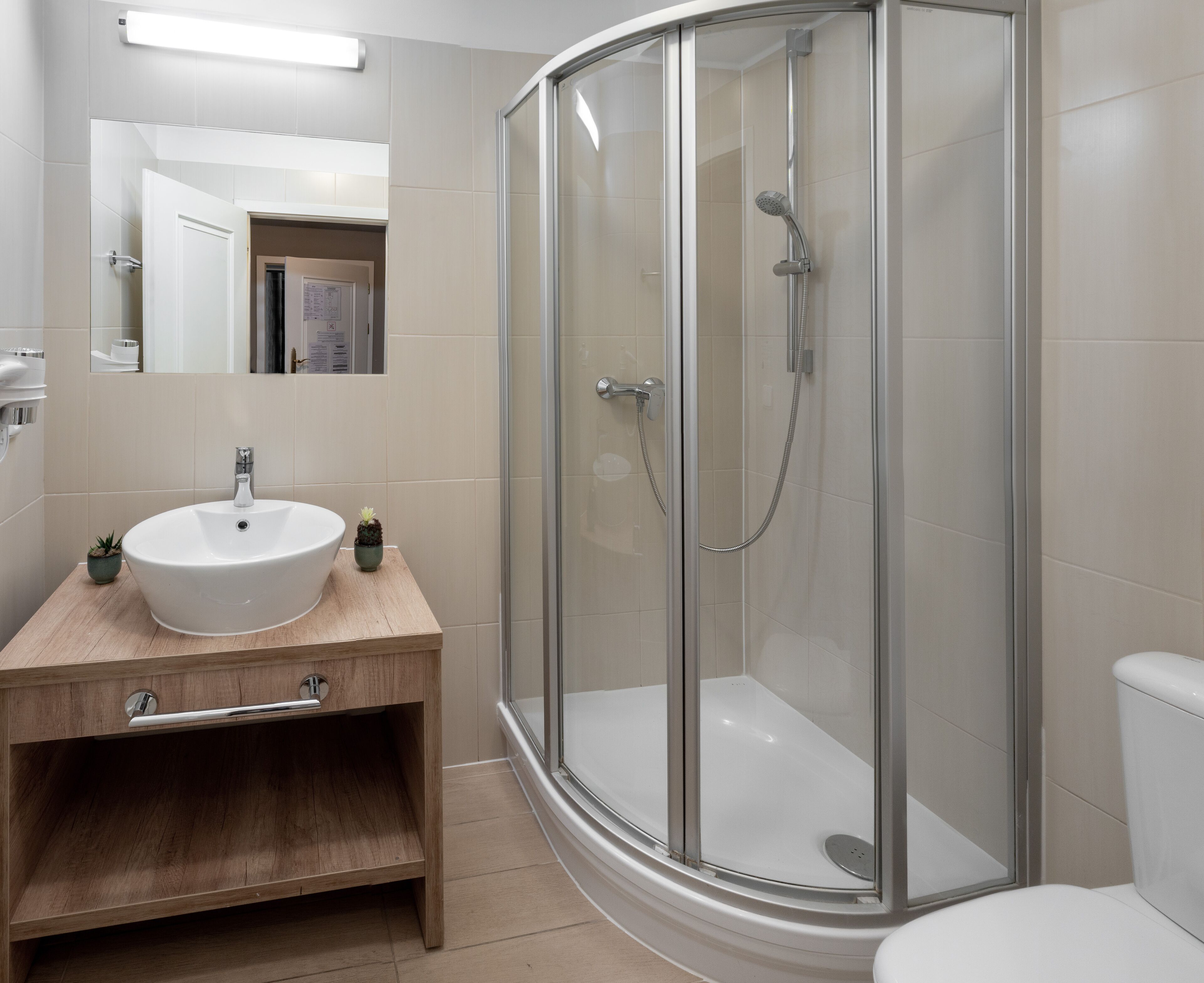 double room, 1 queen bed | bathroom | shower, designer toiletries, hair dryer, towels