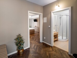 Habitació doble Deluxe, 1 llit de matrimoni gran | Roba de llit hipoal·lergògena, caixa forta a l'habitació i escriptori