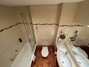 Rainfall showerhead, hair dryer, towels, soap -  Hotel Chateau Kurfürstendamm (Berlin)