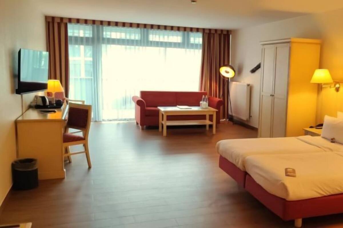 Junior-Studiosuite, Nichtraucher, Balkon | Minibar, Zimmersafe, Schreibtisch, schallisolierte Zimmer