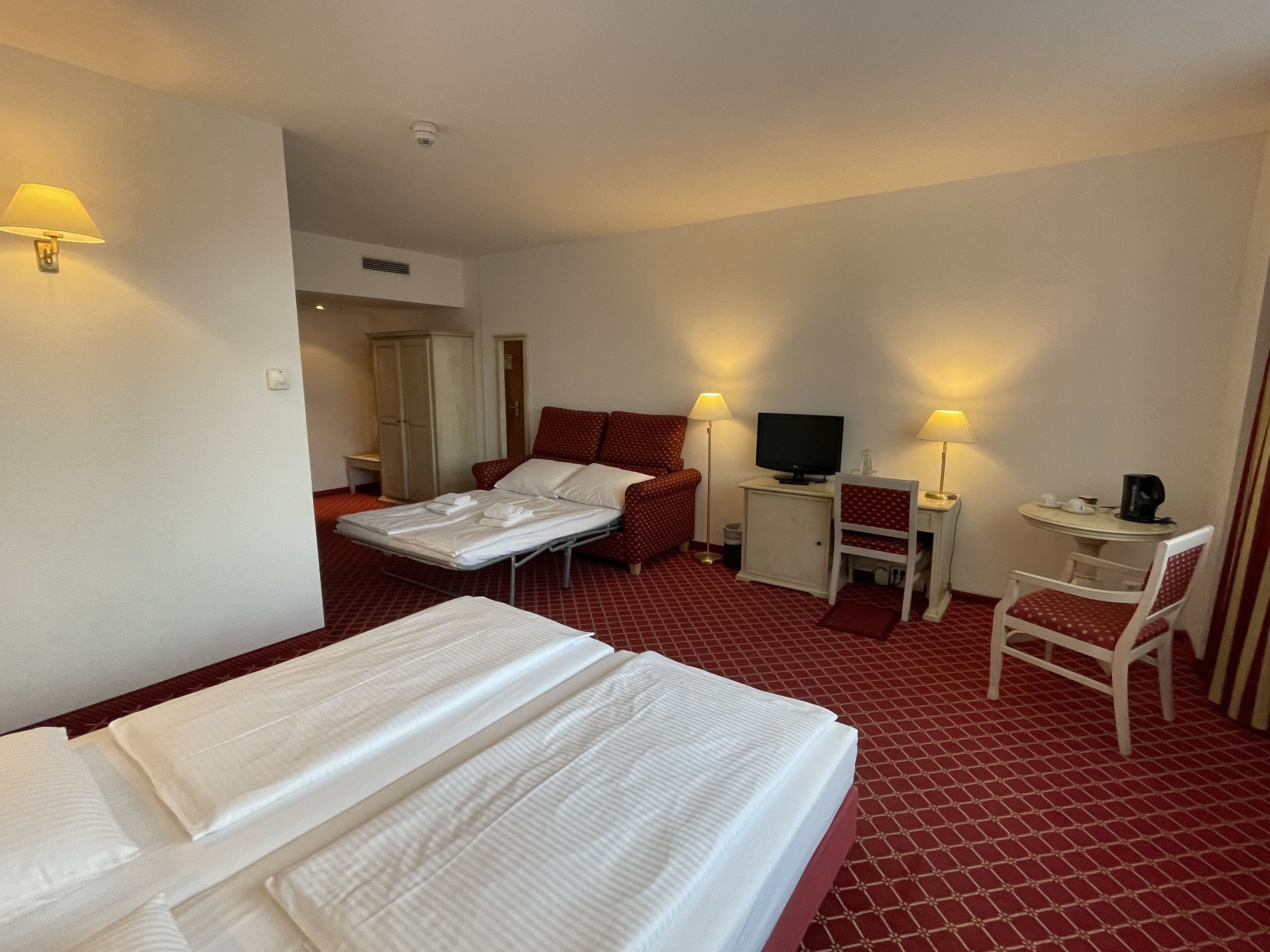 Superior Quadruple Room | Minibar, in-room safe, desk, soundproofing