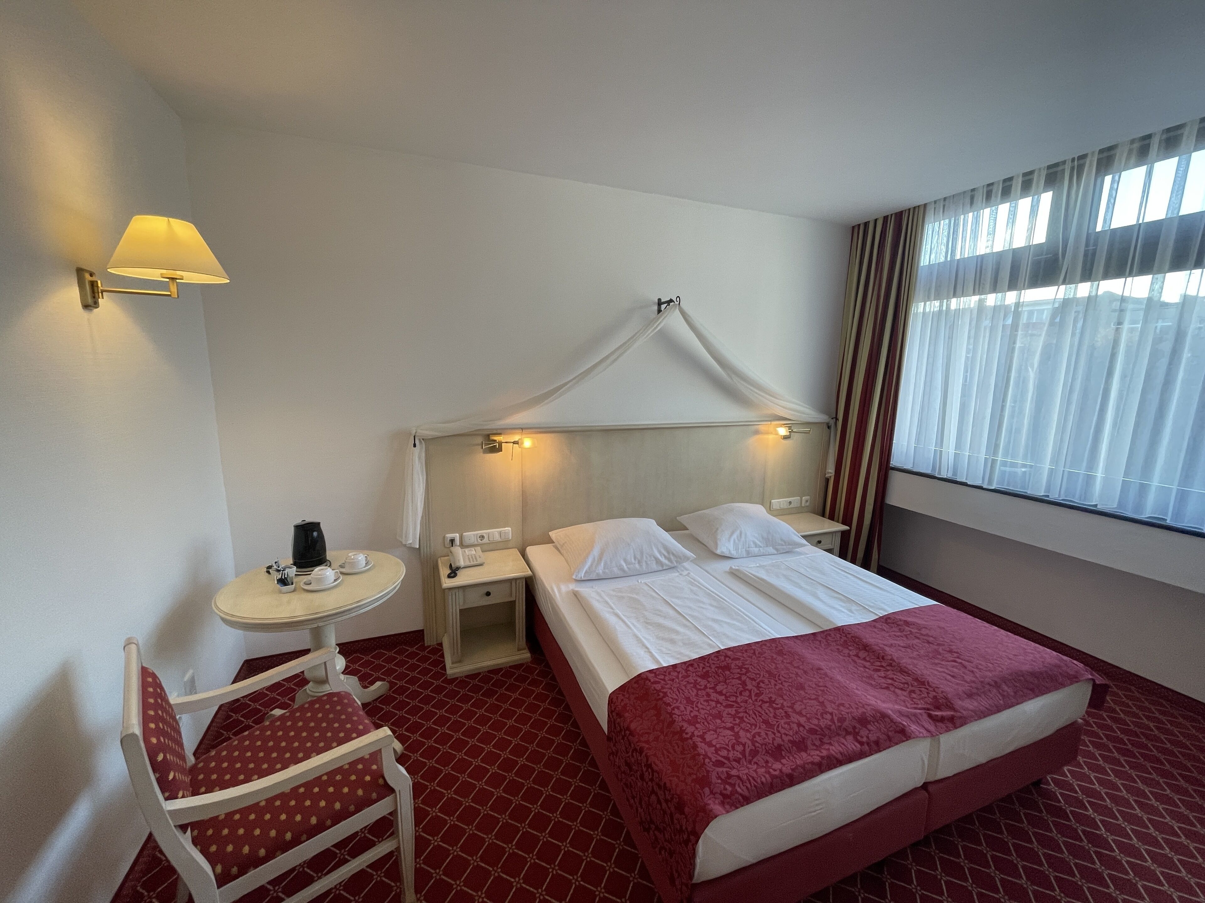 Standard Room | Minibar, in-room safe, desk, soundproofing