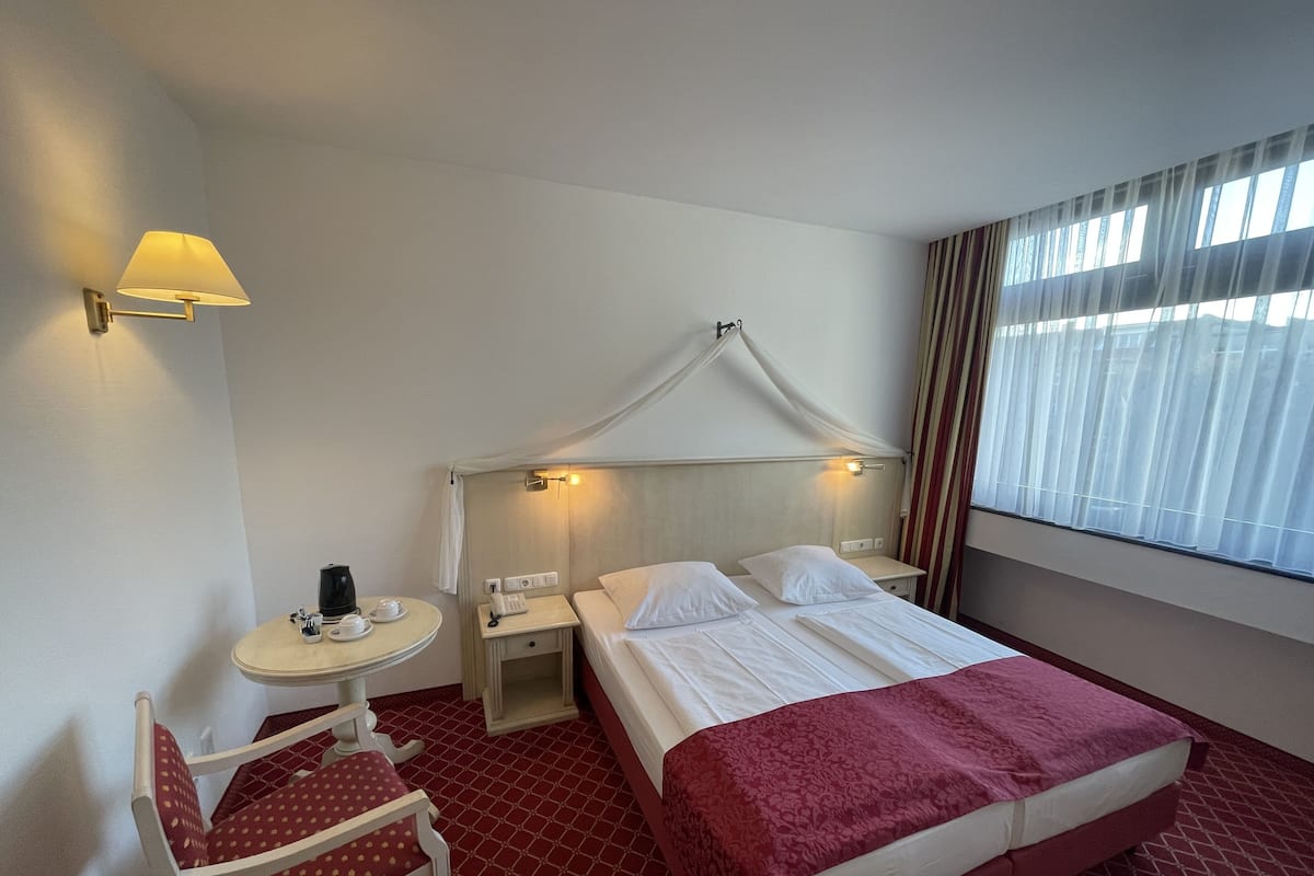 Standard Room | Minibar, in-room safe, desk, soundproofing