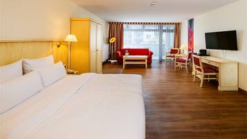 Junior Studio Suite, Non Smoking, Balcony | Bar mini, peti besi dalam bilik, meja, kalis bunyi