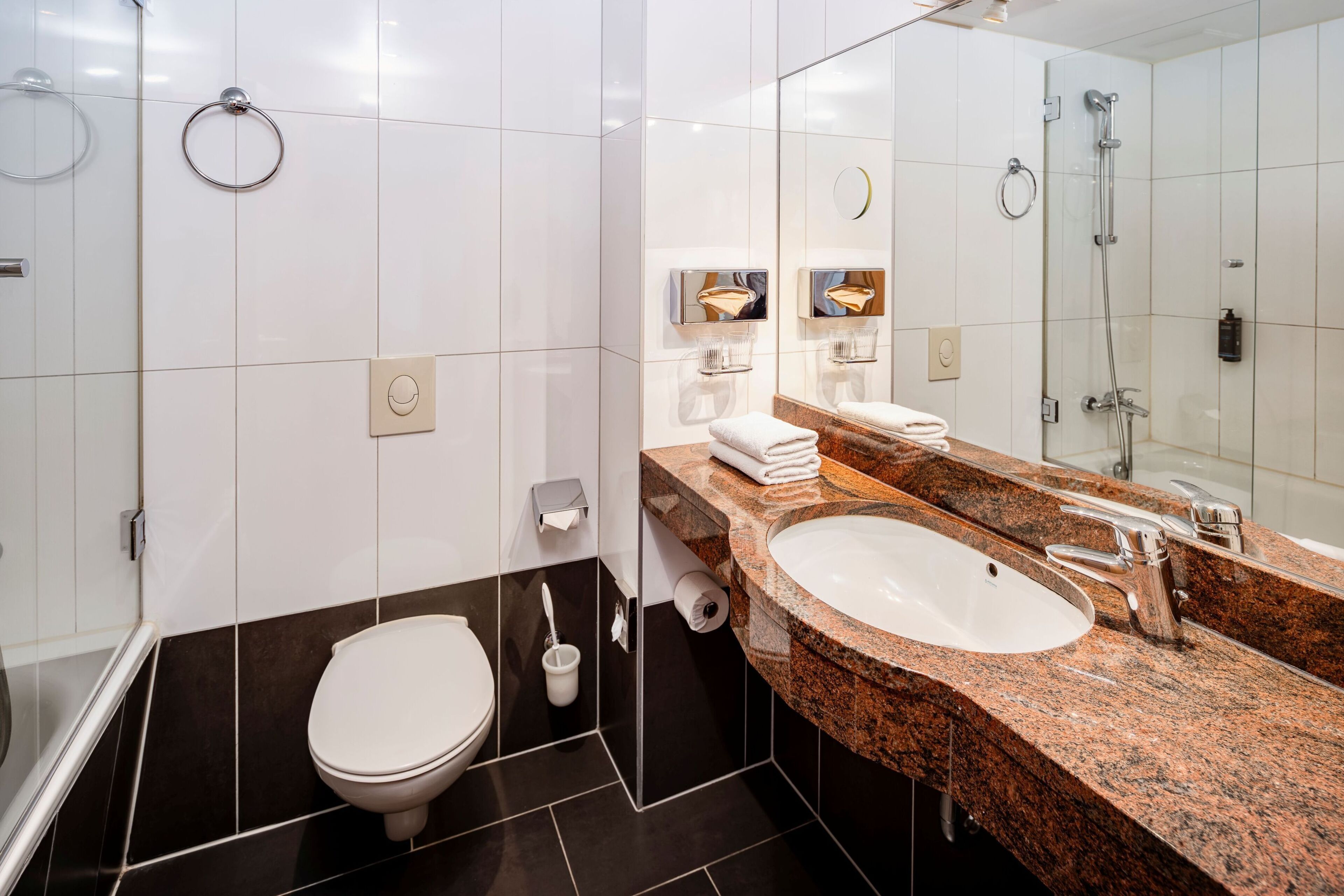 Regendusche, Haartrockner, Handtücher, Seife