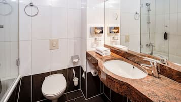 Regendusche, Haartrockner, Handtücher, Seife