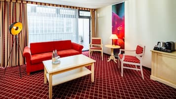 Junior-Studiosuite, Nichtraucher, Balkon | Hochwertige Bettwaren, Minibar, Zimmersafe, Schreibtisch
