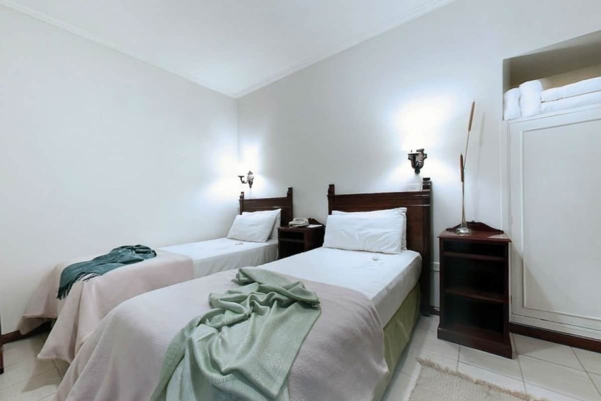 Ropa de cama de alta calidad y caja de seguridad en la habitación